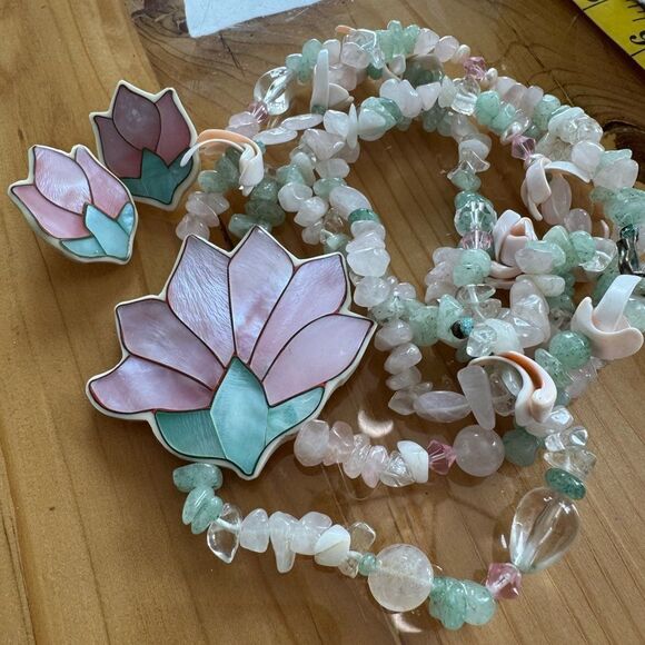 Lee Sands Vintage Flower Semi Precious Stone and Shell Necklace and Earring Set - Picture 5 of 9
